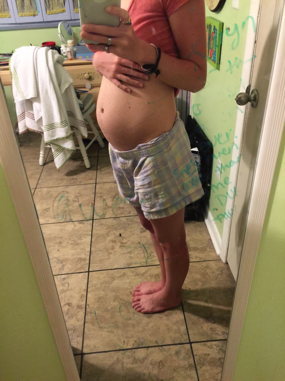 Femme enceinte montre sa chatte 15